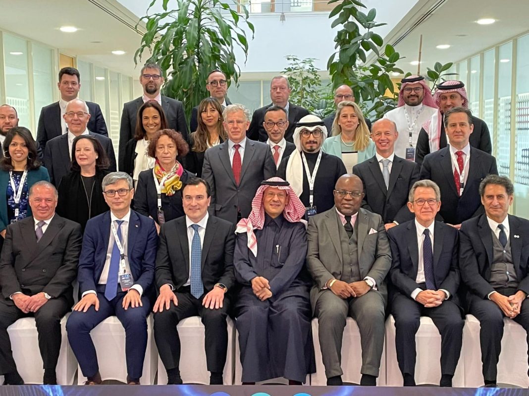 În plină criză a facturilor, Ministrul Dandana are grijă de încălzirea globală în Arabia Saudită. Se laudă singur în presa saudită: România a pus în aplicare un cadru legal pentru protejarea consumatorilor vulnerabili, precum și un mecanism cu măsuri compensatorii pentru familii, întreprinderi mici, IMM-uri și spitale În plină criză a facturilor, Ministrul Dandana are grijă de încălzirea globală în Arabia Saudită. Se laudă singur în presa saudită: România a pus în aplicare un cadru legal pentru protejarea consumatorilor vulnerabili, precum și un mecanism cu măsuri compensatorii pentru familii, întreprinderi mici, IMM-uri și spitale