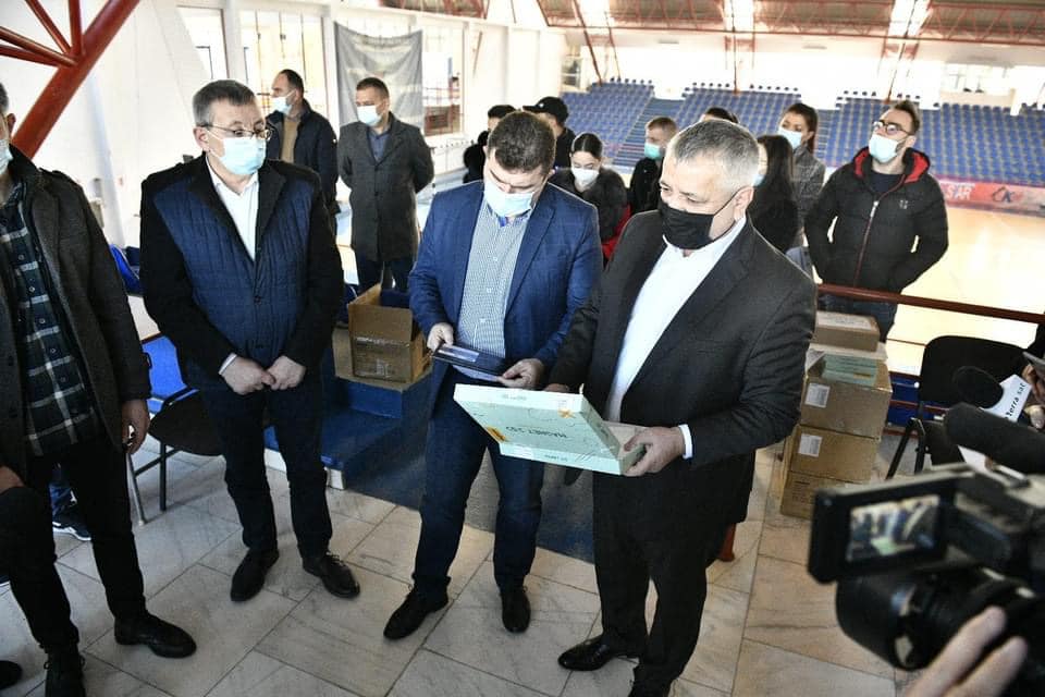 Șeful CJ Mehedinți: Elevii care învață la școlile și liceele din Drobeta Turnu Severin primesc tablete. Dascălii primesc laptop-uri și camere web Șeful CJ Mehedinți: Elevii care învață la școlile și liceele din Drobeta Turnu Severin primesc tablete. Dascălii primesc laptop-uri și camere web