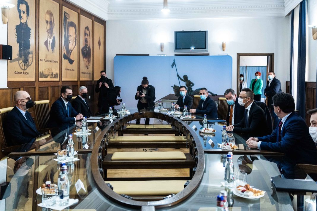 Primarul din Sfântu Gheorghe la întâlnirea cu ministrul de externe maghiar: Să aducem cât mai multe companii din Ungaria aici, în Transilvania, în Ţinutul Secuiesc, la Sfântu Gheorghe, de unde o parte din profit să fie dus acasă, la Budapesta. Avem un proces de reunificare naţională deasupra graniţelor Primarul din Sfântu Gheorghe la întâlnirea cu ministrul de externe maghiar: Să aducem cât mai multe companii din Ungaria aici, în Transilvania, în Ţinutul Secuiesc, la Sfântu Gheorghe, de unde o parte din profit să fie dus acasă, la Budapesta. Avem un proces de reunificare naţională deasupra graniţelor