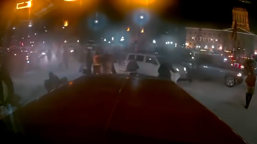 Un bărbat a intrat cu SUV-ul într-un grup de camionagii din Winnipeg Un bărbat a intrat cu SUV-ul într-un grup de camionagii din Winnipeg