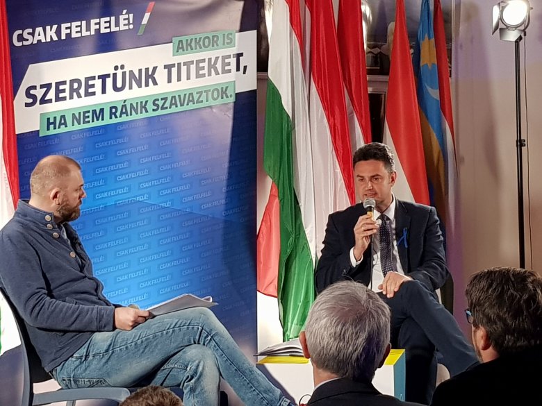 Liderul Opoziției maghiare primit cu ostilitate în Transilvania, acuză: “Cel mai corupt guvern din istoria de o mie de ani a ţării” este menţinut la putere de către maghiarii de peste graniţe. El a acuzat ajutoarele Ungariei: La Miercurea Ciuc, unde oamenii au cerut un spital şi au primit, în schimb, un stadion Liderul Opoziției maghiare primit cu ostilitate în Transilvania, acuză: “Cel mai corupt guvern din istoria de o mie de ani a ţării” este menţinut la putere de către maghiarii de peste graniţe. El a acuzat ajutoarele Ungariei: La Miercurea Ciuc, unde oamenii au cerut un spital şi au primit, în schimb, un stadion