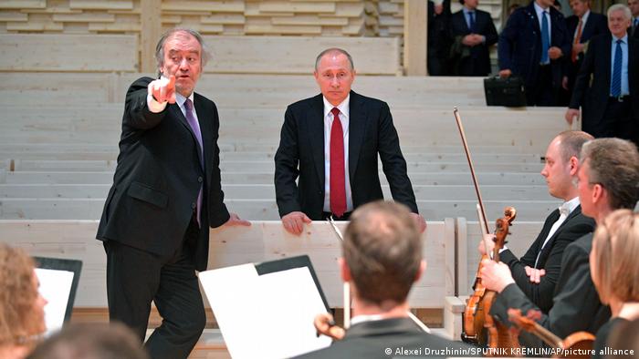 Dirijorul Valeri Gherghiev concediat de Filarmonica din München deoarece este un apropiat al lui Putin Dirijorul Valeri Gherghiev concediat de Filarmonica din München deoarece este un apropiat al lui Putin
