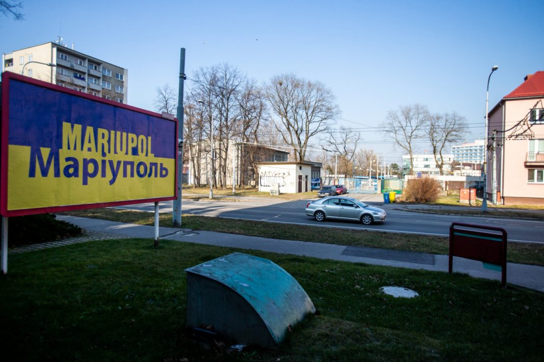 Directorul Centrului de afaceri ucraineano-român din Cernăuţi spune cum Rusia a făcut mat economic Ucraina: 37% din producătorii industriali au fost complet distruşi, 54% din toţi agenţii economici şi-au suspendat activitatea. Exporturile erau organizate prin porturile maritime, portul de la Mariupol, zona Nikolaev, zone în care în momentul de faţă se duc lupte foarte grele şi nu pot fi efectuate aceste exporturi Directorul Centrului de afaceri ucraineano-român din Cernăuţi spune cum Rusia a făcut mat economic Ucraina: 37% din producătorii industriali au fost complet distruşi, 54% din toţi agenţii economici şi-au suspendat activitatea. Exporturile erau organizate prin porturile maritime, portul de la Mariupol, zona Nikolaev, zone în care în momentul de faţă se duc lupte foarte grele şi nu pot fi efectuate aceste exporturi