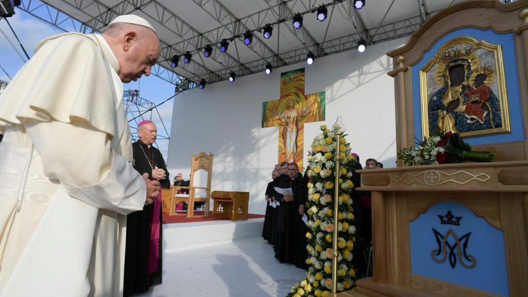 Arhiepiscopul de Alba Iulia: Comunismul a vrut să rupă Biserica de Roma Arhiepiscopul de Alba Iulia: Comunismul a vrut să rupă Biserica de Roma
