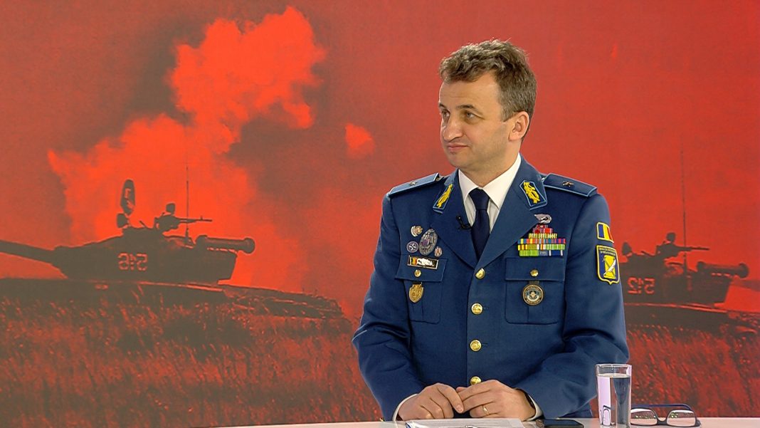 „În ce țară a lumii un general cu specializarea în rachete antiaeriene nu era trecut în rezervă a doua zi după ce comenta în direct la TV un joc video ca fiind o scenă reală de război?” „În ce țară a lumii un general cu specializarea în rachete antiaeriene nu era trecut în rezervă a doua zi după ce comenta în direct la TV un joc video ca fiind o scenă reală de război?”
