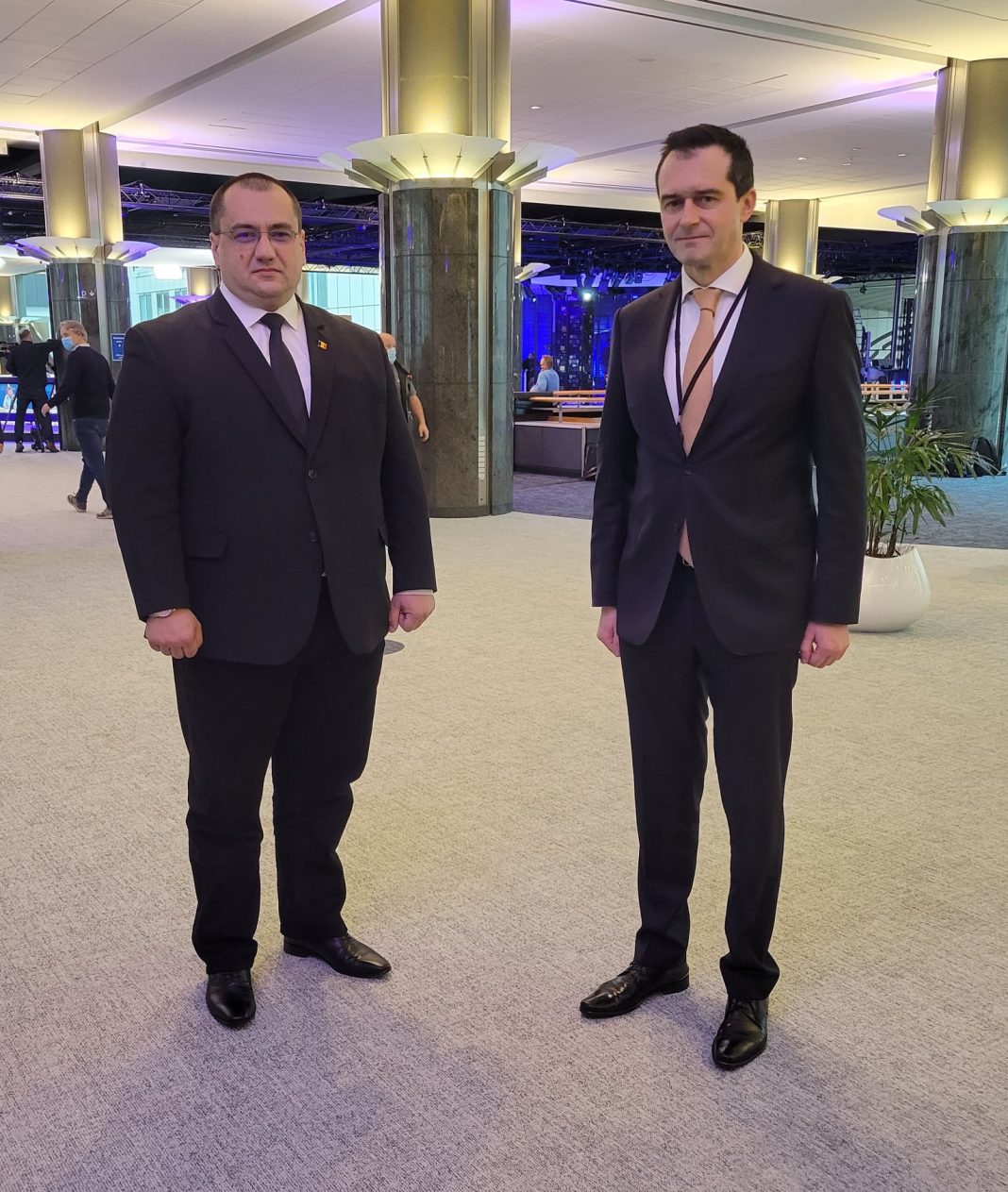 Europarlamentarul Terheș după întâlnirea cun ambasadorul Ucrainei la UE: Există zone in Ucraina unde, din cauza jafurilor armatei ruse, nu se mai găsește de mâncare în magazine Europarlamentarul Terheș după întâlnirea cun ambasadorul Ucrainei la UE: Există zone in Ucraina unde, din cauza jafurilor armatei ruse, nu se mai găsește de mâncare în magazine