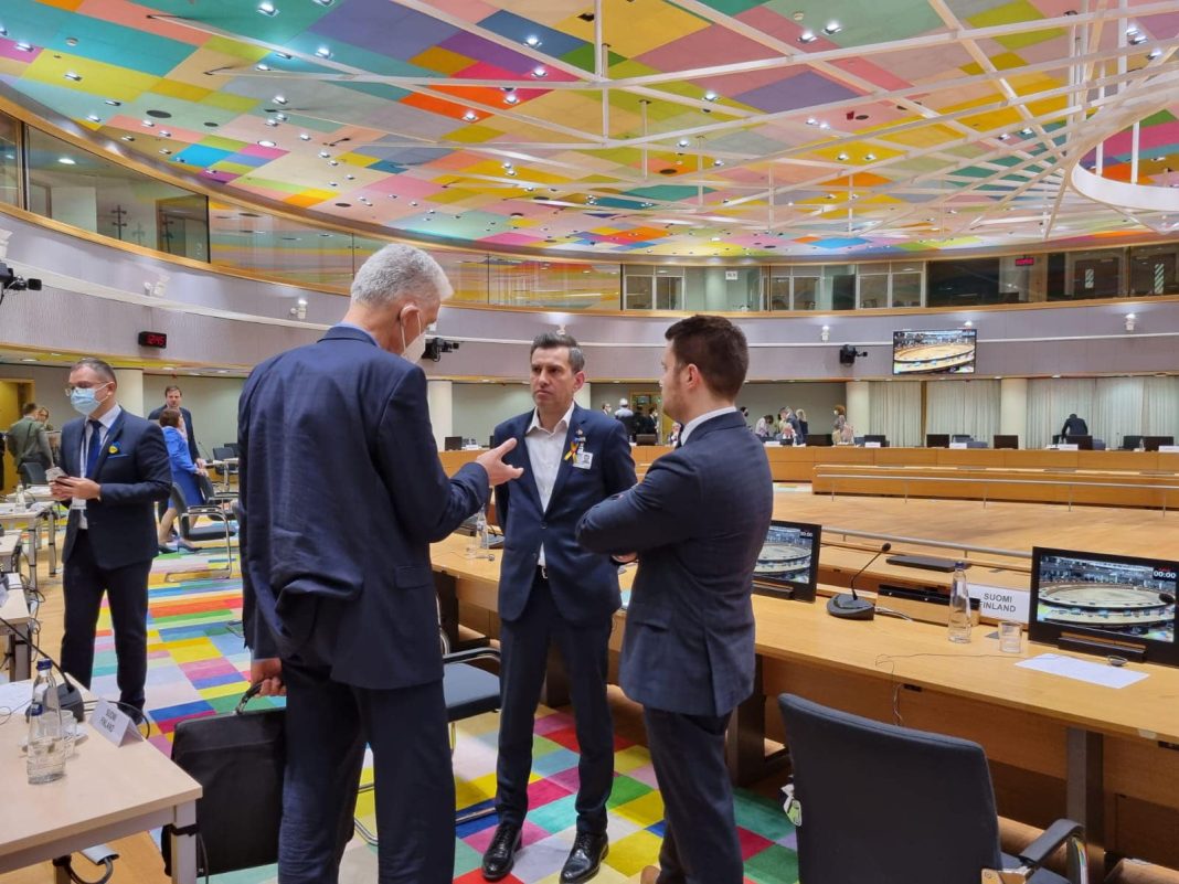 Secretarul de stat în Ministerul Muncii şi Solidarităţii Sociale, Cristian Vasilcoiu: Am transmis la Consiliul EPSCO că România are nevoie de ajutor şi pentru companiile ale căror lanţuri de aprovizionare sau pieţe de desfacere sunt afectate de conflictul armat din Ucraina Secretarul de stat în Ministerul Muncii şi Solidarităţii Sociale, Cristian Vasilcoiu: Am transmis la Consiliul EPSCO că România are nevoie de ajutor şi pentru companiile ale căror lanţuri de aprovizionare sau pieţe de desfacere sunt afectate de conflictul armat din Ucraina
