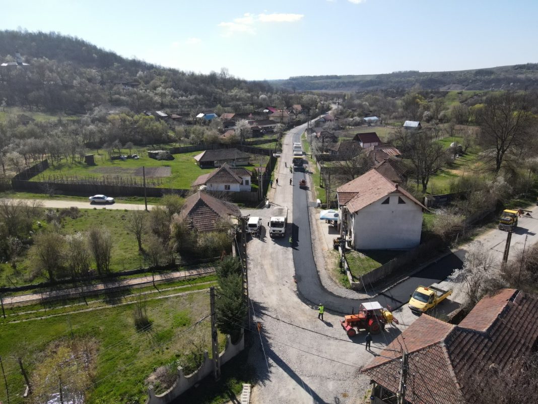 MEHEDINȚI: Se toarnă asfalt în localitatea Peri, în cadrul unui proiect cu fonduri europene prin care se modernizează 28 km drumuri județene. MEHEDINȚI: Se toarnă asfalt în localitatea Peri, în cadrul unui proiect cu fonduri europene prin care se modernizează 28 km drumuri județene.