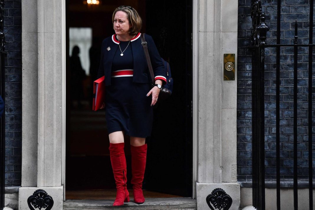 Ministrul comerțului din UK susține că toate femeile care lucrează în Parlamentul britanic au fost pipăite: Ține-ţi mâinile acasă Ministrul comerțului din UK susține că toate femeile care lucrează în Parlamentul britanic au fost pipăite: Ține-ţi mâinile acasă