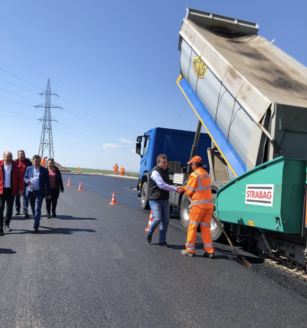 Sens giratoriu la Stejerica/Aladin Georgescu, șeful CJ Mehedinți: Se lucrează și la sensul giratoriu de la Vânjuleț, la intersecția DJ 562A cu drumul care duce în Dealul Stârmina.Noi am gândit aceste sensuri pentru că ne-am dorit să creștem gradul de siguranță rutieră în zonă, pentru că sunt intersecții importante la nivelul județului și mă bucur că și participanții la trafic cu care am stat de vorbă erau mulțumiți Sens giratoriu la Stejerica/Aladin Georgescu, șeful CJ Mehedinți: Se lucrează și la sensul giratoriu de la Vânjuleț, la intersecția DJ 562A cu drumul care duce în Dealul Stârmina.Noi am gândit aceste sensuri pentru că ne-am dorit să creștem gradul de siguranță rutieră în zonă, pentru că sunt intersecții importante la nivelul județului și mă bucur că și participanții la trafic cu care am stat de vorbă erau mulțumiți
