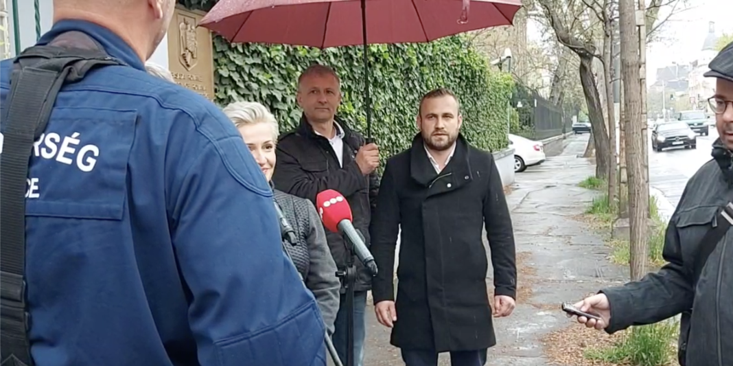 3 politicieni Jobbik, protest cu gunoaie la Ambasada României din Budapesta: Vecinii noştri români ne poluează şi ne otrăvesc 3 politicieni Jobbik, protest cu gunoaie la Ambasada României din Budapesta: Vecinii noştri români ne poluează şi ne otrăvesc