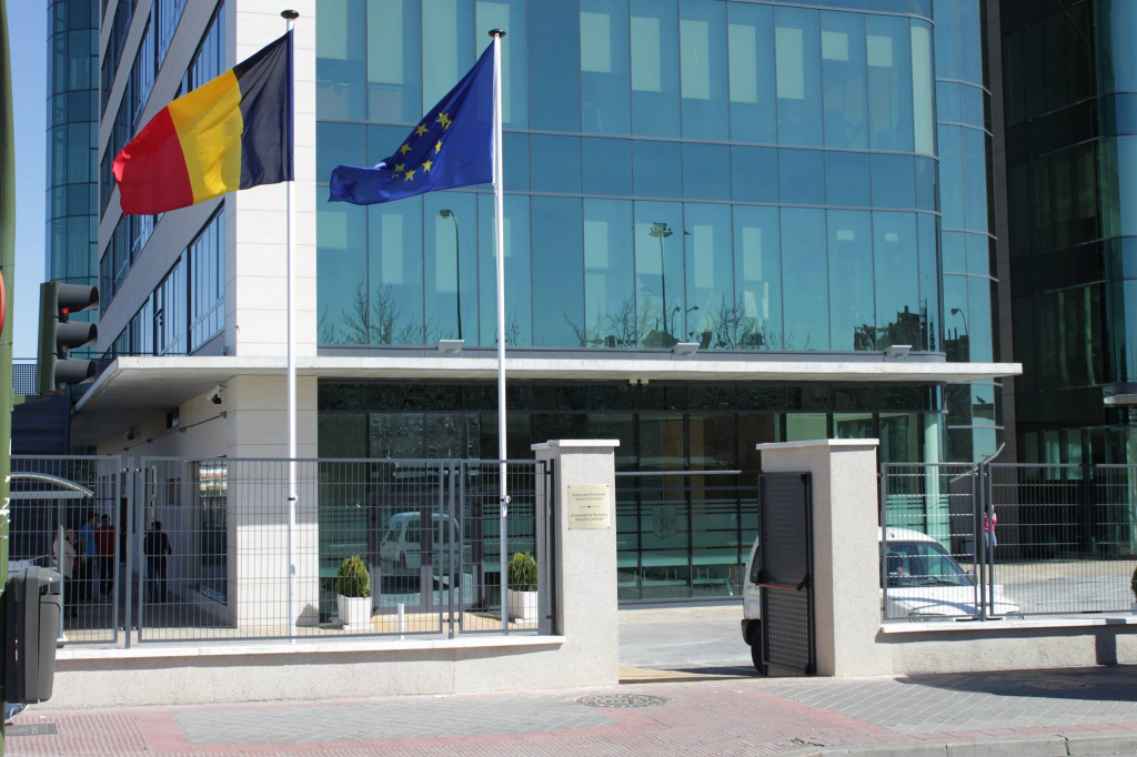 Ambasada României de la Madrid a angajat români la negru și a fost obligată de justiția spaniolă să plătească despăgubiri Ambasada României de la Madrid a angajat români la negru și a fost obligată de justiția spaniolă să plătească despăgubiri