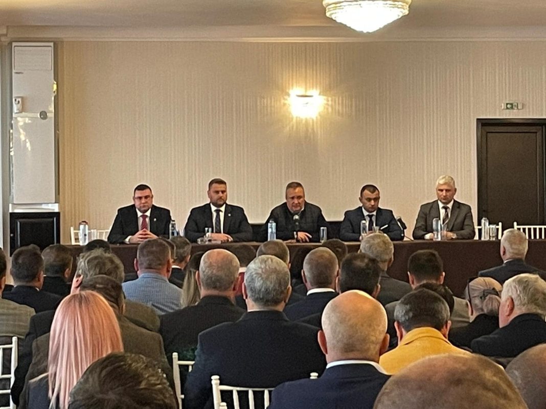 Ciucă promite primarilor liberali „o întâlnire a Ligii Aleşilor Locali pentru a discuta despre proiecte, programe, axe de finanţare, toate atât de necesare” Ciucă promite primarilor liberali „o întâlnire a Ligii Aleşilor Locali pentru a discuta despre proiecte, programe, axe de finanţare, toate atât de necesare”