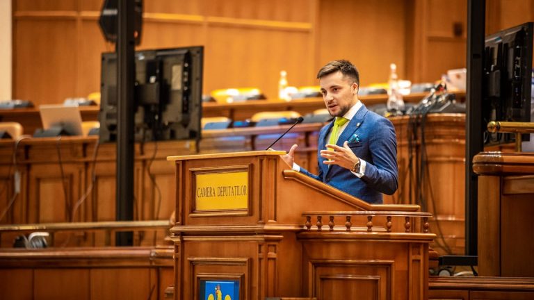 Laura Vicol despre useristul beat: Poate și colegii domniei sale ar fi putut fi mai convingători și să nu îl lase să treacă prin experiența din plen, în loc ca acum să dea declarații docte, ”pe surse”, la presă Laura Vicol despre useristul beat: Poate și colegii domniei sale ar fi putut fi mai convingători și să nu îl lase să treacă prin experiența din plen, în loc ca acum să dea declarații docte, ”pe surse”, la presă