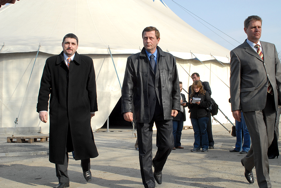 Cortul Capitalei culturale europene – Sibiu 2007 de un milion de euro aruncat la fiare vechi Cortul Capitalei culturale europene – Sibiu 2007 de un milion de euro aruncat la fiare vechi