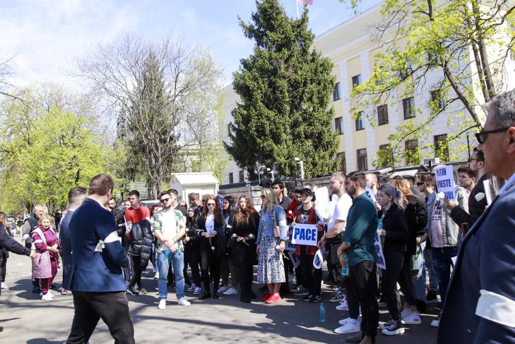 Pemepiștii la Ambasada Rusiei: PUTIN, OPREȘTE RĂZBOIUL! Pemepiștii la Ambasada Rusiei: PUTIN, OPREȘTE RĂZBOIUL!