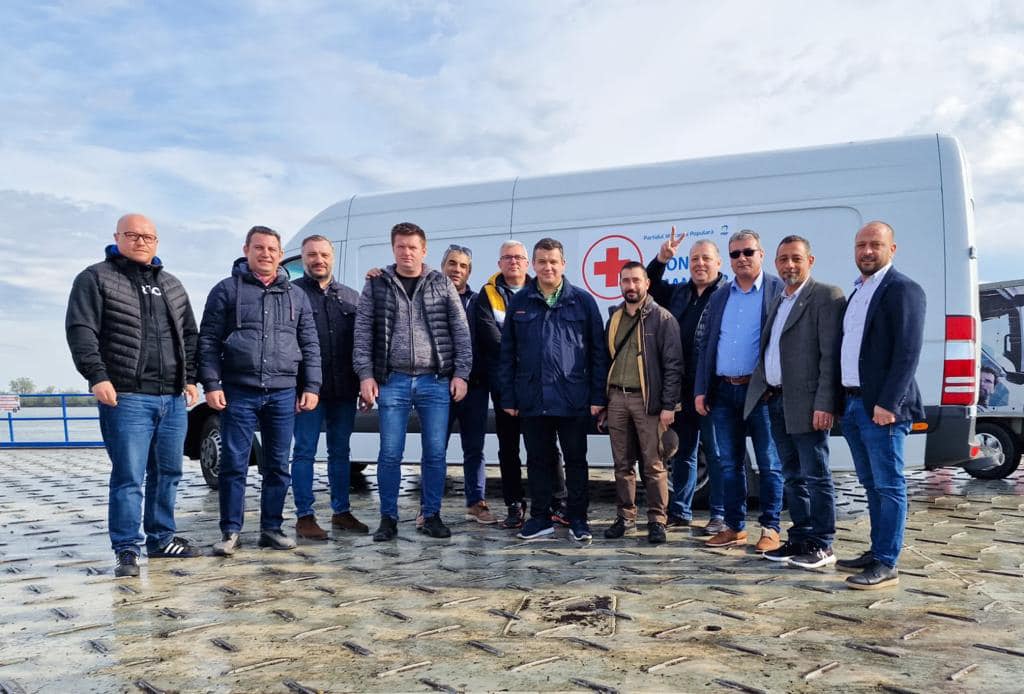 Eugen Tomac cu un convoi umanitar la Ismail Eugen Tomac cu un convoi umanitar la Ismail