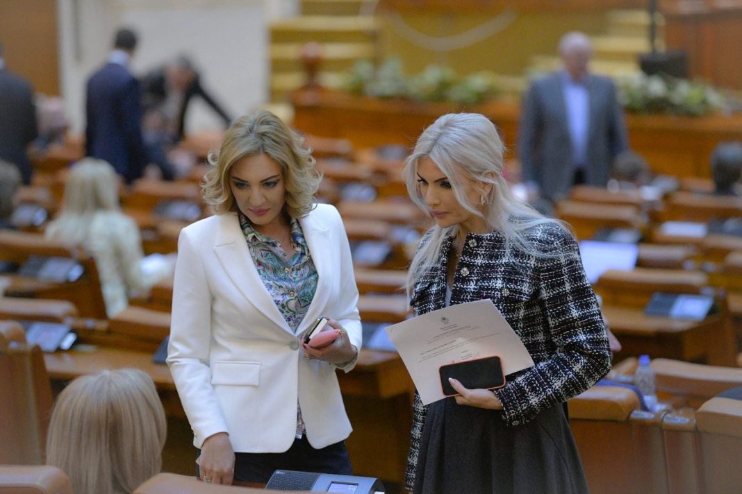 Scandalul deputatului AUR care isi înjură colegii la telefon noaptea/ Laura Vicol: Sunt mamă de 3 copii, am o vârstă, şi mi se pare anormal şi imoral să se întâmple asta. Aseară, între 1 şi 3 dimineaţă am fost sunată Scandalul deputatului AUR care isi înjură colegii la telefon noaptea/ Laura Vicol: Sunt mamă de 3 copii, am o vârstă, şi mi se pare anormal şi imoral să se întâmple asta. Aseară, între 1 şi 3 dimineaţă am fost sunată