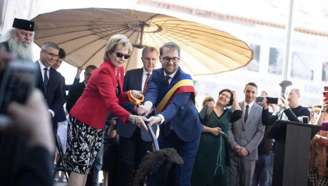 Stejarul plantat în Piața Libertății din Timișoara de „Majestatea Sa Margareta, Custodele Coroanei Române”, a început să se usuce Stejarul plantat în Piața Libertății din Timișoara de „Majestatea Sa Margareta, Custodele Coroanei Române”, a început să se usuce