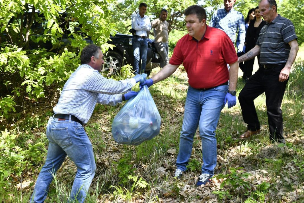 #Curățăm_România la Malovăț/Șeful CJ Mehedinți: Avem speranța că după această acțiune, oamenii vor înțelege să nu mai arunce saci de gunoaie în râpe așa cum se întâmplă acum, cu atât mai mult cu cât e mult mai simplu să îl scoată la poartă atunci când operatorul de salubritate trece să îl ridice! #Curățăm_România la Malovăț/Șeful CJ Mehedinți: Avem speranța că după această acțiune, oamenii vor înțelege să nu mai arunce saci de gunoaie în râpe așa cum se întâmplă acum, cu atât mai mult cu cât e mult mai simplu să îl scoată la poartă atunci când operatorul de salubritate trece să îl ridice!