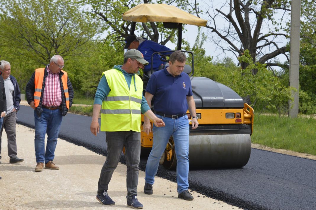 În Mehedinți se vor moderniza încă 66 km de drumuri județene În Mehedinți se vor moderniza încă 66 km de drumuri județene