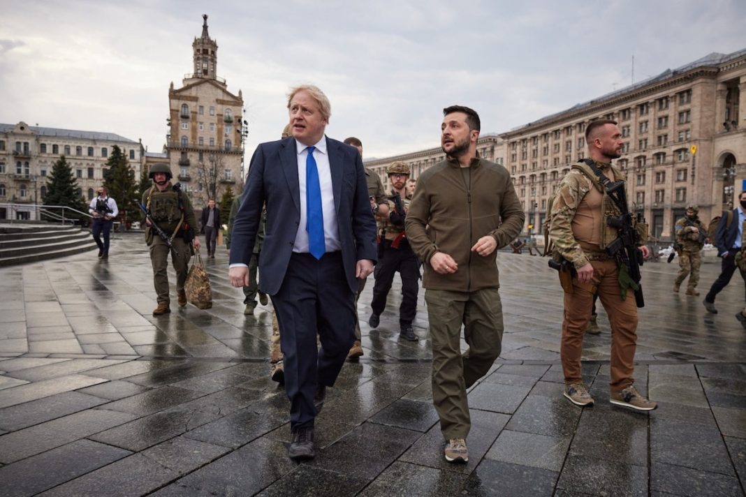 Premierul britanic susține că „știe unii” din Occident care „consideră că preţul susţinerii ucrainenilor este de-acum prea mare şi că ar trebui să fie încurajaţi să accepte ceea ce cere Putin” Premierul britanic susține că „știe unii” din Occident care „consideră că preţul susţinerii ucrainenilor este de-acum prea mare şi că ar trebui să fie încurajaţi să accepte ceea ce cere Putin”