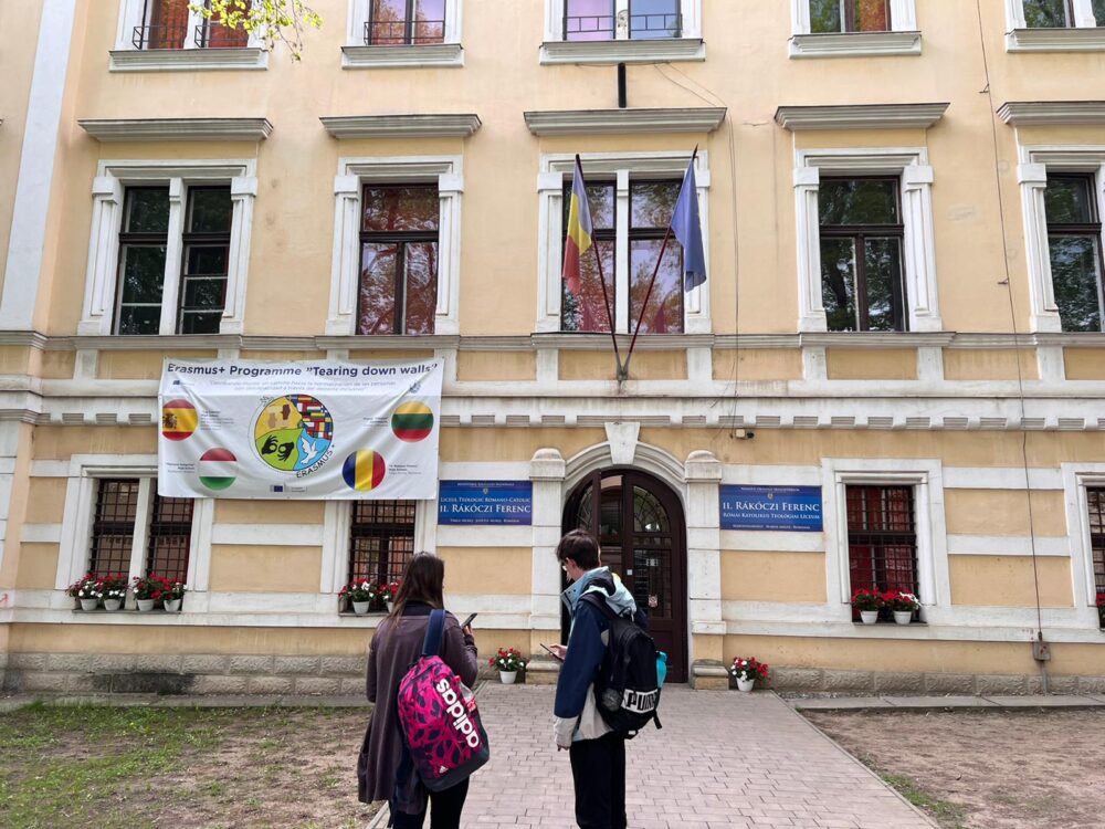 Secretar de stat din MAE maghiar: Sentinţa Înaltei Curţi a României de a închide Liceul Teologic Romano-Catolic din Târgu Mureş este şocantă Secretar de stat din MAE maghiar: Sentinţa Înaltei Curţi a României de a închide Liceul Teologic Romano-Catolic din Târgu Mureş este şocantă