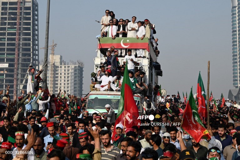 Americanii au dat foc Pakistanului: Fostul premier Imran Khan în fruntea unui convoi de demonstranți Americanii au dat foc Pakistanului: Fostul premier Imran Khan în fruntea unui convoi de demonstranți