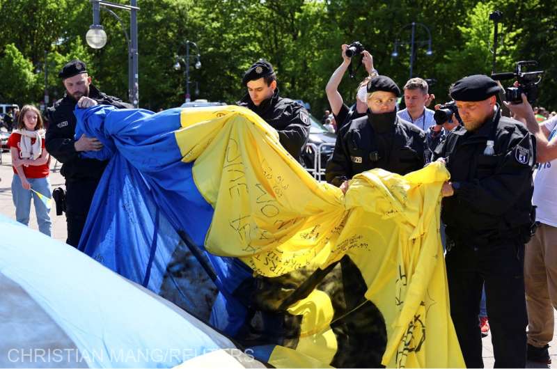 Poliția germană a confiscat un steag ucrainean de 25 metri în centrul Berlinului provocând furia Kievului: O PALMĂ DATĂ UCRAINEI Poliția germană a confiscat un steag ucrainean de 25 metri în centrul Berlinului provocând furia Kievului: O PALMĂ DATĂ UCRAINEI