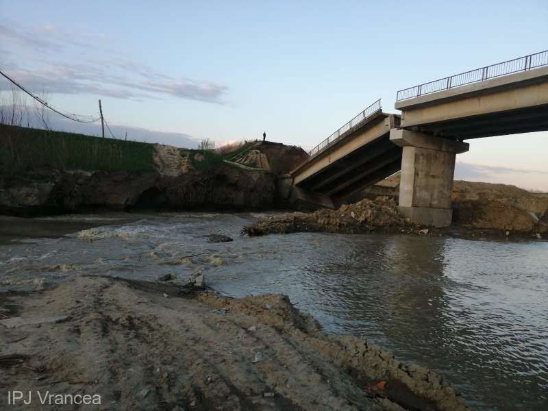 Dorel a prăbușit podul de la Vadu Roșca Dorel a prăbușit podul de la Vadu Roșca