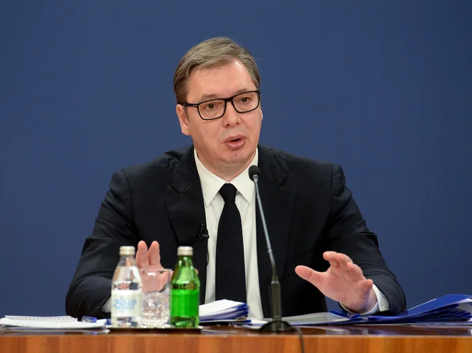 VIDEO/Într-un mesaj adresat națiunii sârbe vineri seară după vizita la Berlin, președintele Aleksandar Vučić anunță orientarea către UE chiar dacă populația nu vrea acest lucru: În calitate de Președinte al Republicii nu este datoria noastră să mulțumim opinia publică VIDEO/Într-un mesaj adresat națiunii sârbe vineri seară după vizita la Berlin, președintele Aleksandar Vučić anunță orientarea către UE chiar dacă populația nu vrea acest lucru: În calitate de Președinte al Republicii nu este datoria noastră să mulțumim opinia publică