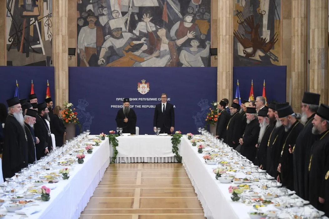 Președintele Vučić cu arhiepiscopii Bisericii Ortodoxe Sârbe: Toate puterile occidentale au lucrat pentru a accelera rezolvarea „părții de nord a Kosovo și Metohia, cu scopul de a rupe argumentul din mâna președintelui Rusiei Președintele Vučić cu arhiepiscopii Bisericii Ortodoxe Sârbe: Toate puterile occidentale au lucrat pentru a accelera rezolvarea „părții de nord a Kosovo și Metohia, cu scopul de a rupe argumentul din mâna președintelui Rusiei