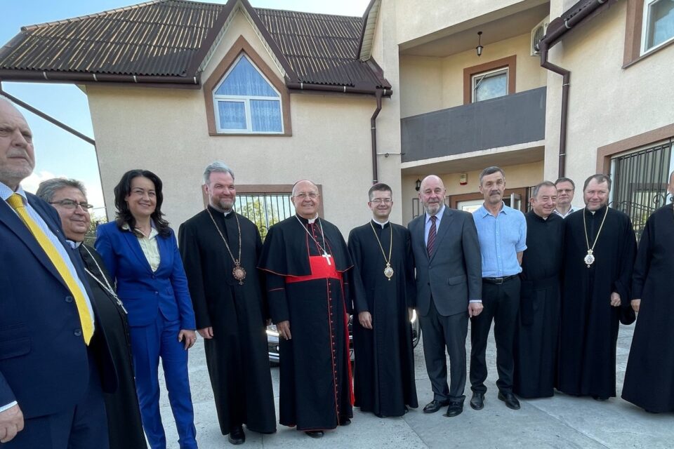 Cardinalul Leonardo Sandri, reprezentantul Papei, a vizitat cea mai mare comună românească din Ucraina Cardinalul Leonardo Sandri, reprezentantul Papei, a vizitat cea mai mare comună românească din Ucraina