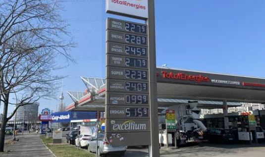 Din cauza prețurilor mari, nemții bagă combustibil și pleacă fără să plătească. Unii își încarcă canistre Din cauza prețurilor mari, nemții bagă combustibil și pleacă fără să plătească. Unii își încarcă canistre