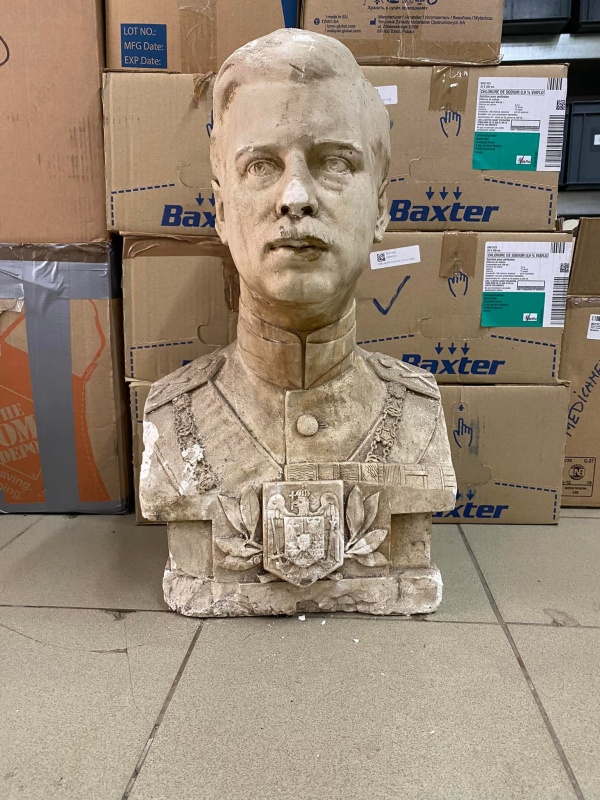 Un bust al lui Carol al II-lea descoperit într-un subsol din centrul Cernăuțiului Un bust al lui Carol al II-lea descoperit într-un subsol din centrul Cernăuțiului