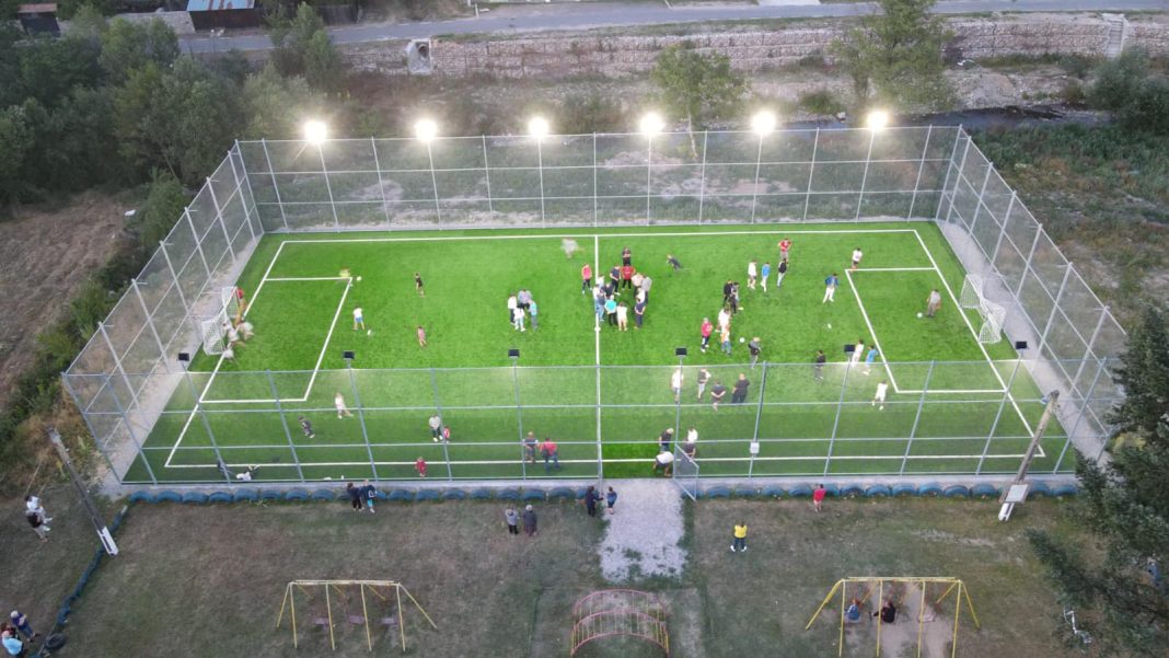 Teren de minifotbal modern la Eșelnița, pe Clisura Dunării Teren de minifotbal modern la Eșelnița, pe Clisura Dunării