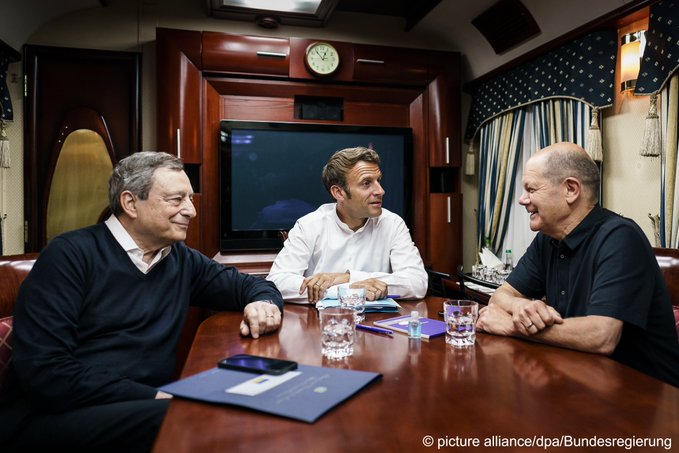 Macron a cărat pachete de alimente și băutură pentru câteva ore la Kiev, Scholz a dus o ladă cu ciocolată Macron a cărat pachete de alimente și băutură pentru câteva ore la Kiev, Scholz a dus o ladă cu ciocolată
