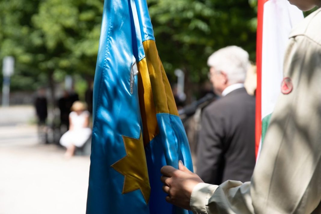 Scandalul steagurilor secuiești și maghiare smulse de suporterii U Cluj: UDMR depune plângere penală Scandalul steagurilor secuiești și maghiare smulse de suporterii U Cluj: UDMR depune plângere penală