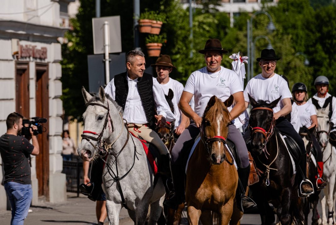 Ungurii merg pe cai spre Șumuleu Ciuc de Rusaliile Trianon Ungurii merg pe cai spre Șumuleu Ciuc de Rusaliile Trianon