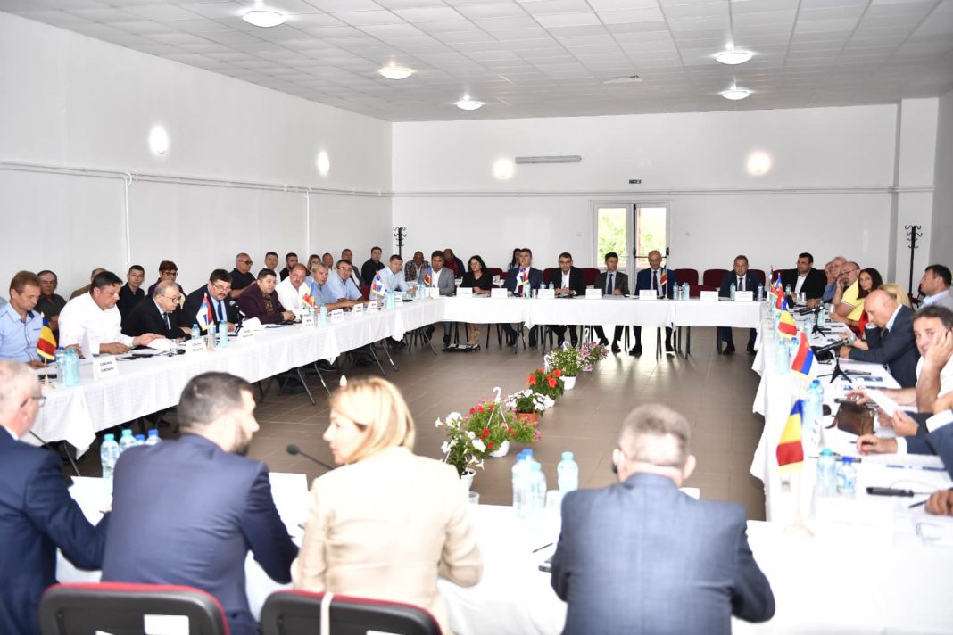 Primarii români și sârbi de pe Clisura Dunării s-au reunit la Șvinița. Șeful CJ Mehedinți: Avem domenii de interes comune, cum ar fi turismul, chiar protecția mediului în zona transfrontalieră și dezvoltarea de noi investiții în interesul cetățenilor!Ne leagă Dunărea și putem fructifica împreună oportunitățile economice pe care această minunată bogăție comună le are Primarii români și sârbi de pe Clisura Dunării s-au reunit la Șvinița. Șeful CJ Mehedinți: Avem domenii de interes comune, cum ar fi turismul, chiar protecția mediului în zona transfrontalieră și dezvoltarea de noi investiții în interesul cetățenilor!Ne leagă Dunărea și putem fructifica împreună oportunitățile economice pe care această minunată bogăție comună le are