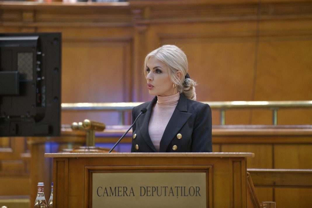 Laura Vicol, despre scandalul Buhnici: Mă gândeam că România anului 2022 este totuși o țară în care bărbații așa-zis cu pretenții nu trimit femeile la sală ca să aibă ce vedea ei pe plajă Laura Vicol, despre scandalul Buhnici: Mă gândeam că România anului 2022 este totuși o țară în care bărbații așa-zis cu pretenții nu trimit femeile la sală ca să aibă ce vedea ei pe plajă