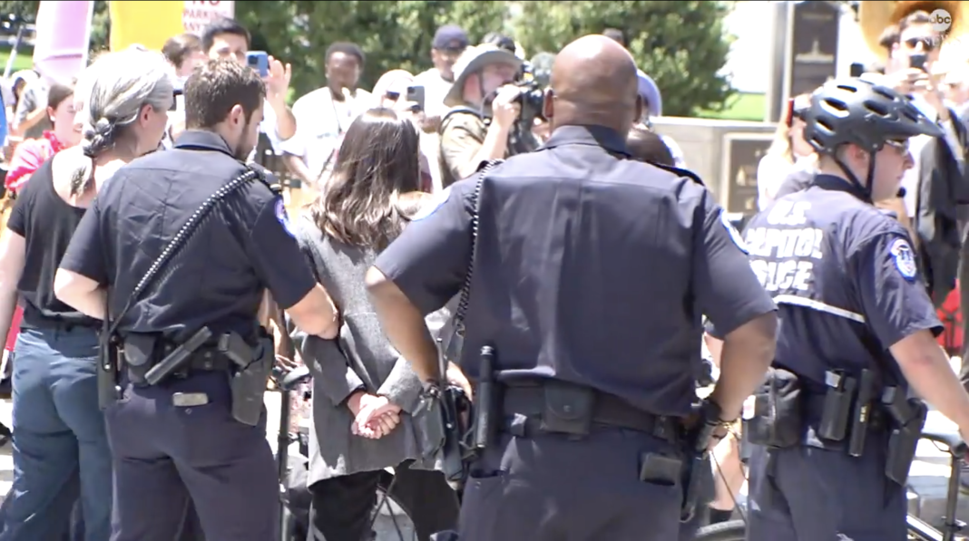 17 parlamentari democrați americani au fost arestați 17 parlamentari democrați americani au fost arestați