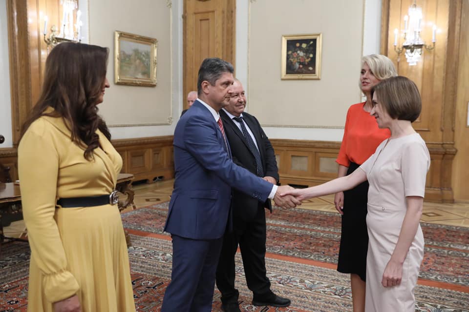 Maia nu vrea Mitropolia Basarabiei. Joacă hore românești, dar privatizează pentru ruși CONTROVERSA ZILEI DE ANDREI BĂDIN Maia nu vrea Mitropolia Basarabiei. Joacă hore românești, dar privatizează pentru ruși CONTROVERSA ZILEI DE ANDREI BĂDIN