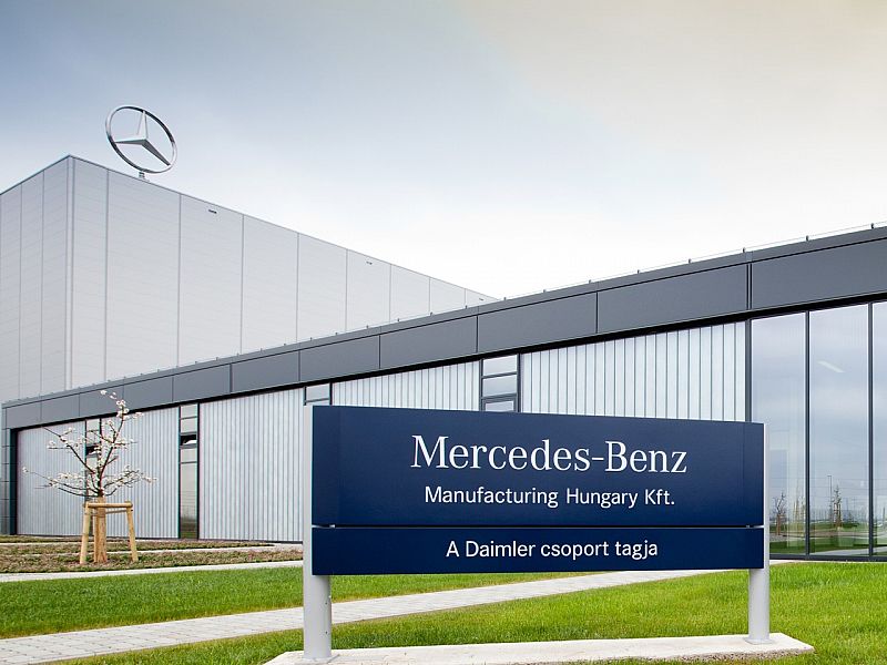 Industria auto germană, investiții masive in Ungaria: La Győr, Audi va stabili până la sfârşitul anului un record de producţie și va începe producţia noii generaţii de motoare electrice. BMW îşi va inaugura în data de 26 septembrie fabrica de la Debrecen, iar acolo se va produce noul model iX3. Construcţia fabricii Mercedes de la Kecskemét Industria auto germană, investiții masive in Ungaria: La Győr, Audi va stabili până la sfârşitul anului un record de producţie și va începe producţia noii generaţii de motoare electrice. BMW îşi va inaugura în data de 26 septembrie fabrica de la Debrecen, iar acolo se va produce noul model iX3. Construcţia fabricii Mercedes de la Kecskemét