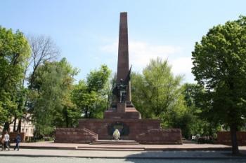 Bătaie de joc la adresa eroilor români: Primarul din Cernăuți mută monumentul soldatului „eliberator” în cimitirul unde îşi dorm somnul de veci mulţi ostaşi şi patrioţi români, ucişi de invadatorii ruşi după 1940, după „eliberarea” nordului Bucovinei şi Ţinutului Herţa Bătaie de joc la adresa eroilor români: Primarul din Cernăuți mută monumentul soldatului „eliberator” în cimitirul unde îşi dorm somnul de veci mulţi ostaşi şi patrioţi români, ucişi de invadatorii ruşi după 1940, după „eliberarea” nordului Bucovinei şi Ţinutului Herţa