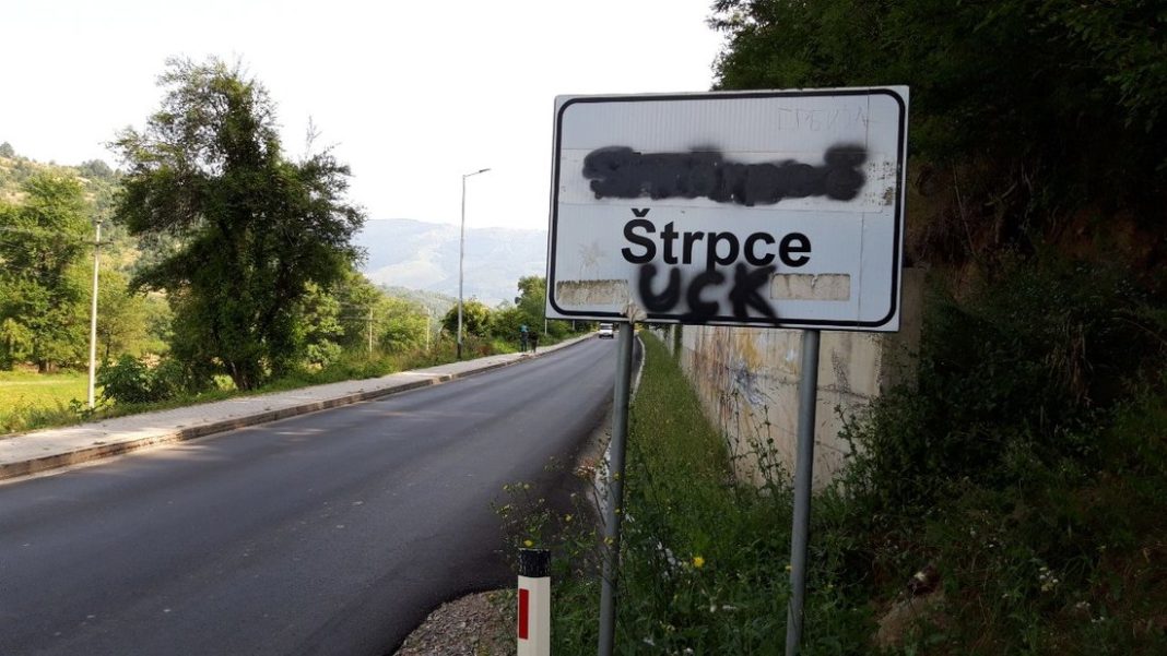 Trupele speciale kosovare au intrat într-o comună sârbească: Au blocat întreaga comună și au intrat și în școala generală de pe Brezovica, în poșta din satul Drajkovac, au percheziționat și clădirea Organului provizoriu de unde au luat toată documentația și calculatoarele, au intrat și în clădirea TV Happy, singura televiziune în limba sârbă Trupele speciale kosovare au intrat într-o comună sârbească: Au blocat întreaga comună și au intrat și în școala generală de pe Brezovica, în poșta din satul Drajkovac, au percheziționat și clădirea Organului provizoriu de unde au luat toată documentația și calculatoarele, au intrat și în clădirea TV Happy, singura televiziune în limba sârbă