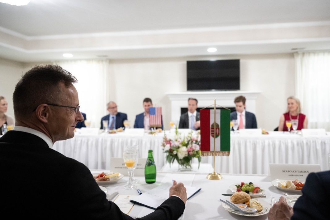 Ministrul de externe maghiar: Introducerea impozitului minim global ar însemna practic o ultimă lovitură pentru economia europeană Ministrul de externe maghiar: Introducerea impozitului minim global ar însemna practic o ultimă lovitură pentru economia europeană