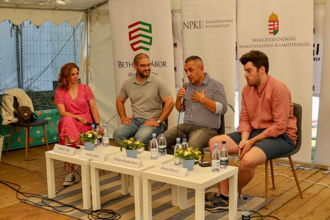 Șeful Cancelariei lui Viktor Orbán se laudă la Tuşnad (Tusványos) cu „O naţiune în acţiune” Șeful Cancelariei lui Viktor Orbán se laudă la Tuşnad (Tusványos) cu „O naţiune în acţiune”