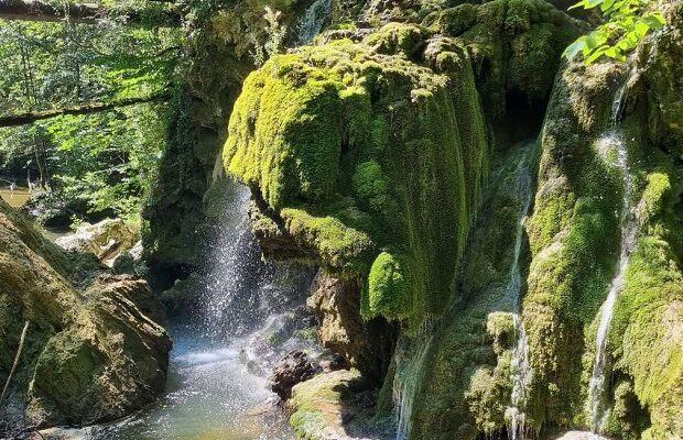 Unde s-au „mutat” turiștii de la Cascada Bigăr după prăbușire Unde s-au „mutat” turiștii de la Cascada Bigăr după prăbușire