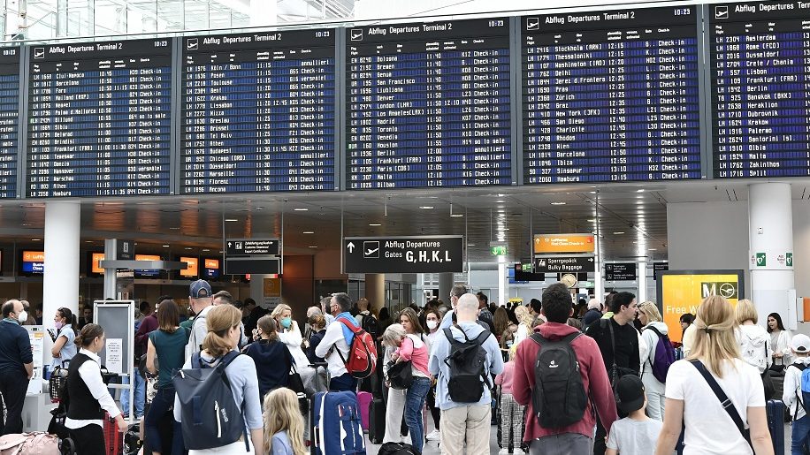 Românii tratați ca ultimii oameni pe aeroportul din München. Un fost vicepreședinte român al Parlamentului European acuză: Sofia era chiar lângă noi – constând că, noi, pasagerii spre Bucuresti, eram … singurii care ne “bucuram” de un asemenea tratament discriminatoriu Românii tratați ca ultimii oameni pe aeroportul din München. Un fost vicepreședinte român al Parlamentului European acuză: Sofia era chiar lângă noi – constând că, noi, pasagerii spre Bucuresti, eram … singurii care ne “bucuram” de un asemenea tratament discriminatoriu